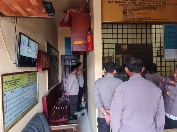 Kapolres bersama anggota sidak sel tahanan
Foto: IST