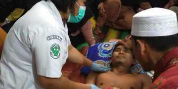 Jasad korban saat diperiksa tim medis
Foto: IST