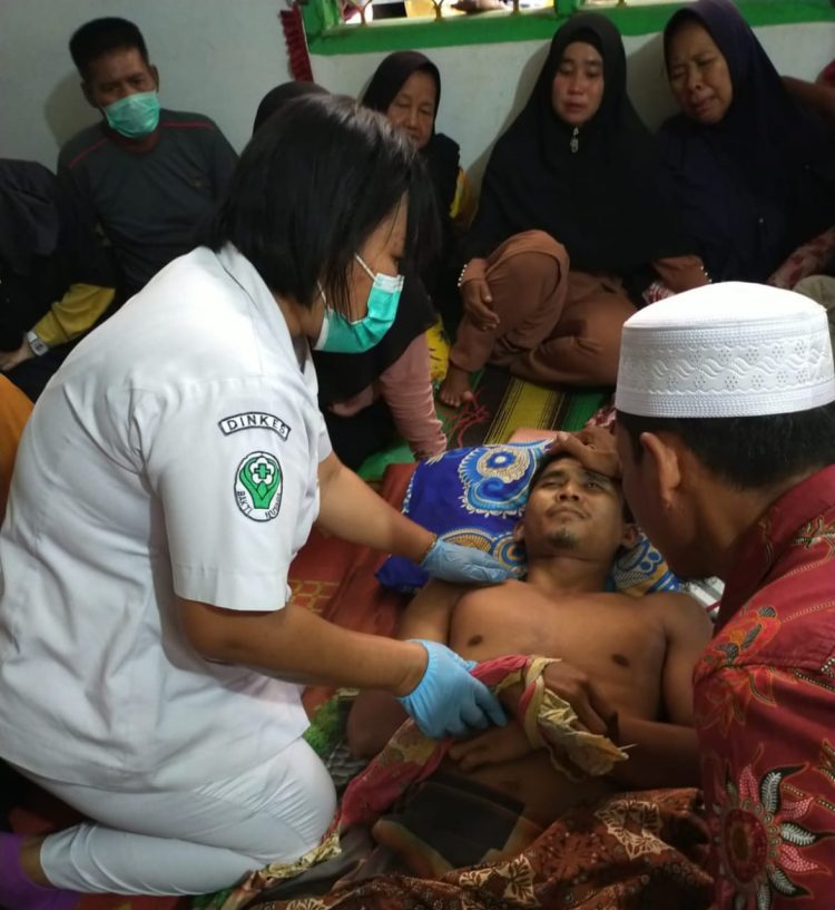 Jasad korban saat diperiksa tim medis
Foto: IST