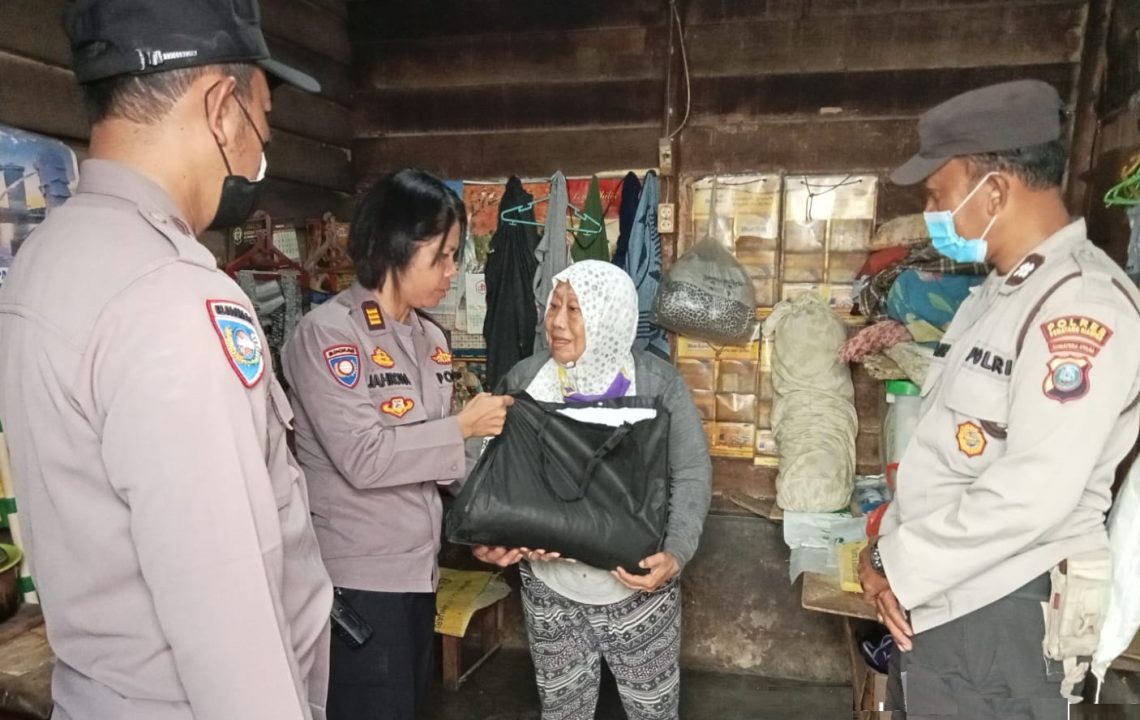 Penyerahan sembako 
Foto: IST