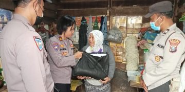 Penyerahan sembako 
Foto: IST