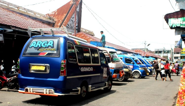 Angkutan pedesaan yang mangkal di belakang Pasar Horas
Foto :IST
