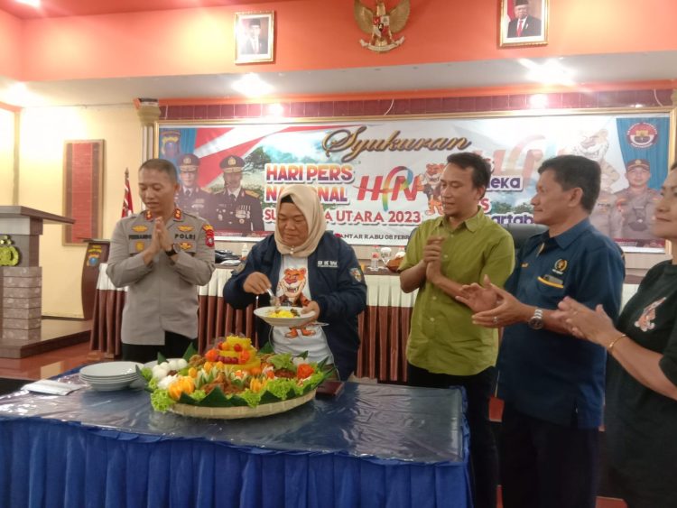 Pemotongan nasi tumpeng
Foto: JR