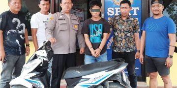 Pelaku diapit Polisi bersama barang bukti
Foto: IST