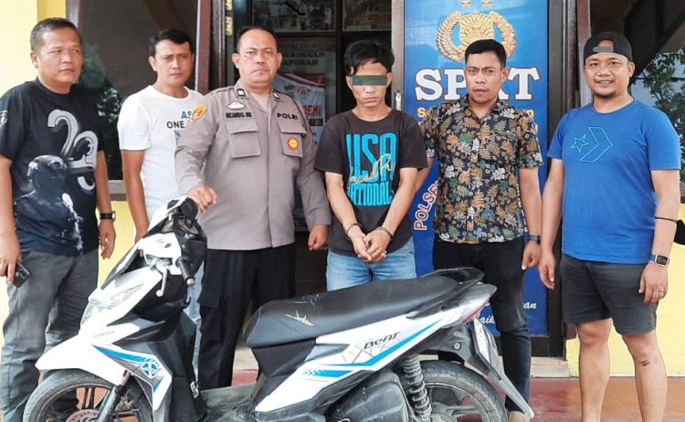 Pelaku diapit Polisi bersama barang bukti
Foto: IST