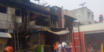 Petugas Damkar Di lokasi kebakaran \
Foto: Tn