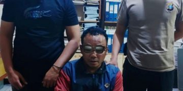 Keus dan barang bukti diapit polisi