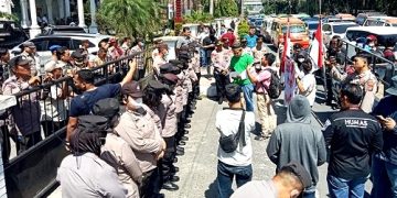 Demo di depan pintu gerbang kantor Wali Kota
