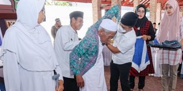 Jemaah Calon Haji tertua dipakaikan seragam