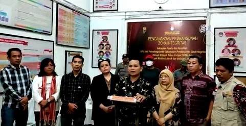 KPU Siantar dan Bawaslu memberi keterangan jam 00.08 Wib