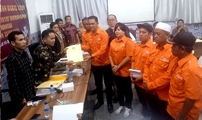 KPU Siantar serahkan berita acara kepada Partai Buruh