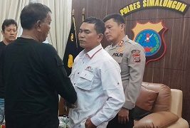 Pelaku berkaos hitam dan korban berkemeja putih