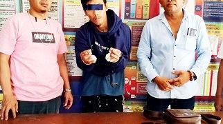 Pelaku diapit petugas dan barang bukti