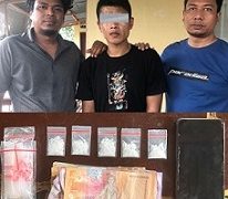 Pelaku diapit petugas lengkap dengan barang bukti