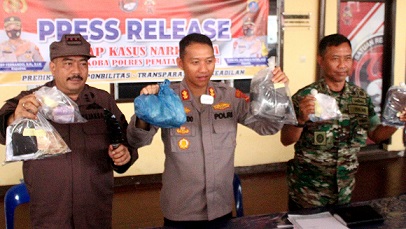 Perlihatkan barang bukti