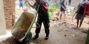 Personel Babnisa membantu membangun rumah warga