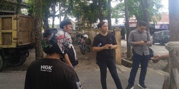 Personel Polisi melakukan olah TKP