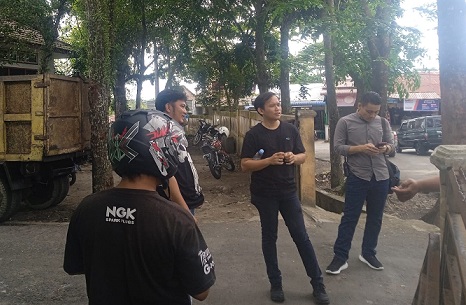 Personel Polisi melakukan olah TKP