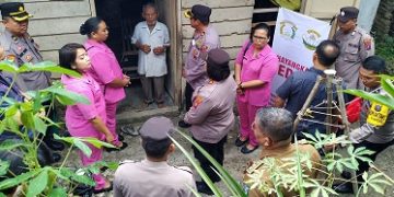 Saat mendatangi rumah warga kurang mampu