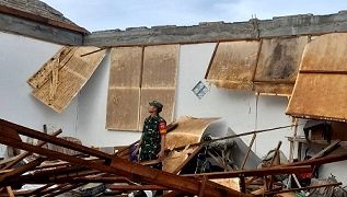 Salah satu rumah warga yang terkena puting beliung