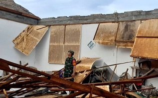 Salah satu rumah warga yang terkena puting beliung