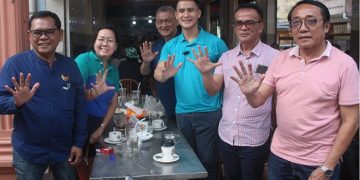 Choky Sitohang berkaos hijau poto bersama