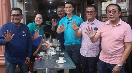 Choky Sitohang berkaos hijau poto bersama