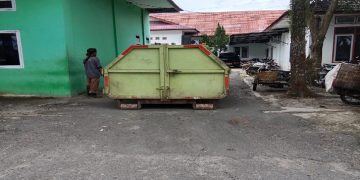 Amrol yang diletakkan di belakang pintu gerbang kantor