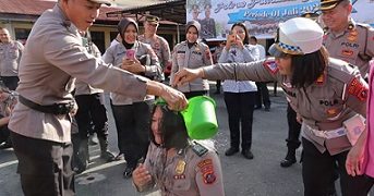 Kapolres siramkan air bunga kepada personel naik pangkat