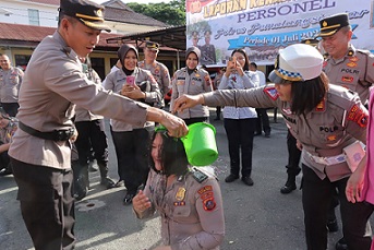 Kapolres siramkan air bunga kepada personel naik pangkat