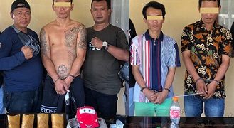 Tiga pelaku didampingi petugas dan barang bukti