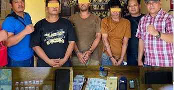 Ketiga tersangka diapit Polisi dan barang bukti