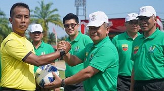 Pangdam I Bukit Barisan serahkan bola kepada wasit
