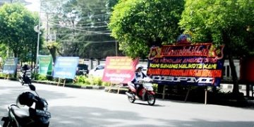 Papan bunga di depan kantor DPRD Siantar
