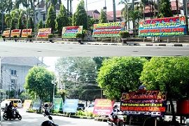 Papan bunga di depan kantor DPRD Siantar dan di depan kantor Wali Kota