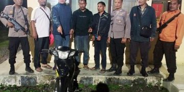 Pelaku diapit petugas dan barang bukti