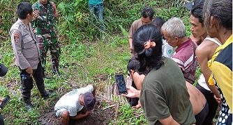 Penggalian tanah lokasi bayi yang dikubur
