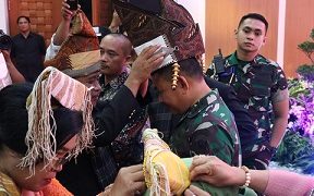 Penyematan seperangkat pakaian adat Simalungun