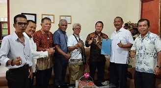 Risbon Sinaga serahkan berkas kepada Ali Akbar Siregar