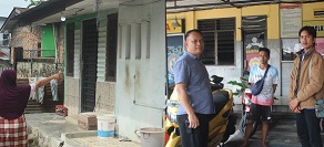 Rumah yang dibobol maling dan korban bersama AKP Banuara Manurung