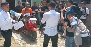 Tersangka saat melakoni rekontruksi