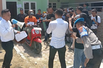 Tersangka saat melakoni rekontruksi