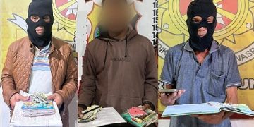 Tiga pemain Togel perlihatkan barang bukti