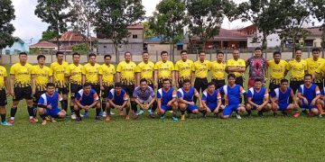 Tim Pores Simalungun berkostum kuning  dan FC Jurnalis berkostum biru