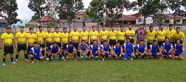 Tim Pores Simalungun berkostum kuning dan FC Jurnalis berkostum biru