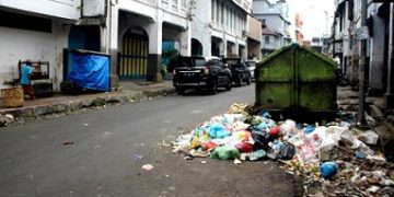 Tumpukan sampah tak jauh dari Pasar Horas