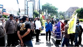 Unjuk rasa PMII  di depan Polres Siantar  beberapa waktu lalu