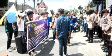 Unjuk rasa PC PMII di Mapolres Siantar