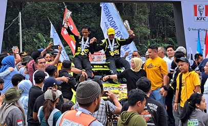 Wagubsu menggunakan topi kuning didampingi Co Driver sebagai juara