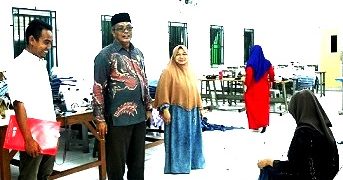 Kepala sekolah dan guru di ruang Tabus   